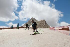 Hakkari'de mayıs ayında kayak yarışması