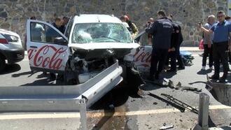 Maltepe'de araç bariyerlere çarptı; sürücü ağır yaralandı