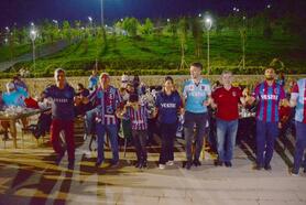 Diyarbakır’da toplanan Trabzonlular şampiyonluğu halay çekerek kutladı