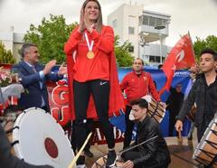 Dünya Boks Şampiyonu Hatice Akbaş, Malatya'da coşkuyla karşılandı