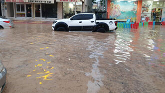 Kadirli'de şiddetli yağış su baskınlarına neden oldu