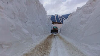 Yüksekova'da kardan kapanan üs bölgesi yolu tünellerle açıldı