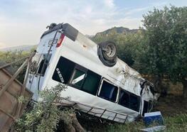 Salihli'de kamyonetle minibüs çarpıştı: 4 yaralı