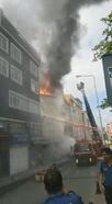 Kağıthane’de iki binanın çatısında çıkan yangın paniğe neden oldu