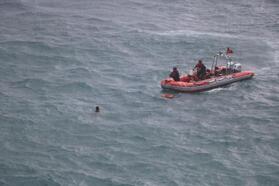 Kayalıklardan denize düşen genci, Sahil Güvenlik ekibi kurtardı