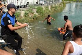 Polisler, sulama kanalından çıkarttıkları çocukları havuza götürdü