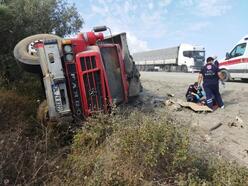 Devrilen çimento yüklü kamyondan fırlayan şoför öldü