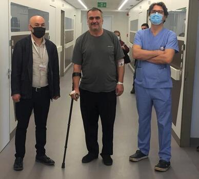 Rusya'dan İzmir'e felçli gelen Aflatov, hastaneden yürüyerek çıktı