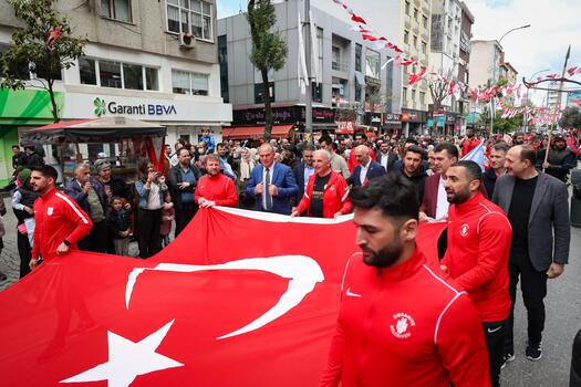 Ümraniye'de 19 Mayıs, 'Gençlik ve Spor' yürüyüşüyle kutlandı