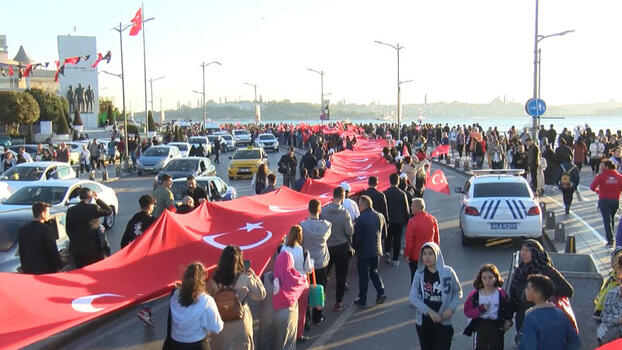 Üsküdar'da "19 Mayıs Gençlik Yürüyüşü" , 100 metrelik Türk bayrağı açıldı