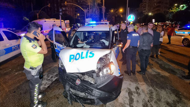 Polis aracıyla otomobil çarpıştı: 1'i polis 4 yaralı