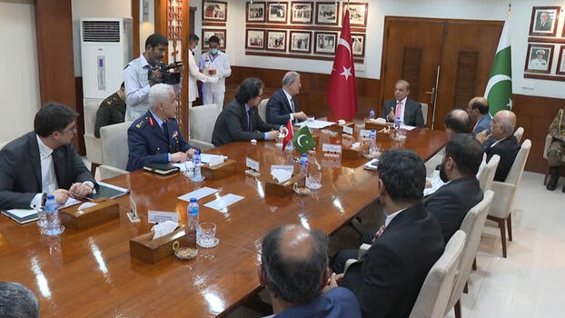 Milli Savunma Bakanı Akar, Pakistan Başbakanı Şerif ile görüştü