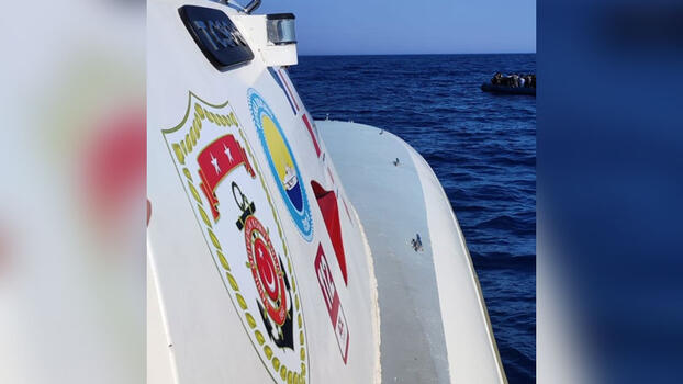 Motor arızası yapan botla sürüklenen 56 kaçak göçmen kurtarıldı