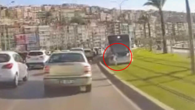 İzmir'de çocuğa tramvayın çarptığı kaza anı araç kamerasına yansıdı