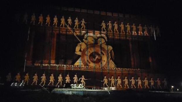 Müze duvarında Troya efsanesi gösterimi