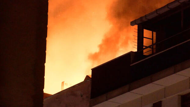 Bayrampaşa'da binanın çatısı alev alev yandı