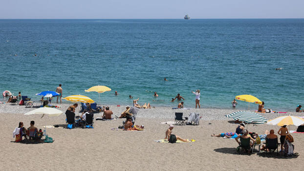Antalya'da hava sıcaklığı 37 dereceyi gördü