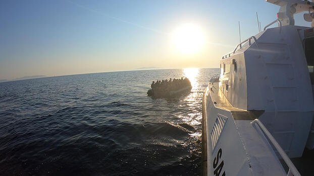 Foça'da 37 kaçak göçmen kurtarıldı