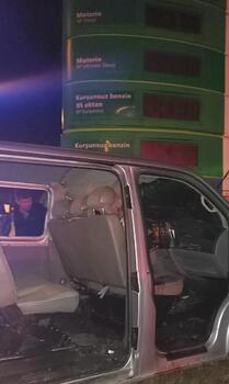 Minibüs akaryakıt istasyonun fiyat panosuna çarptı: 2 ölü, 1 ağır yaralı
