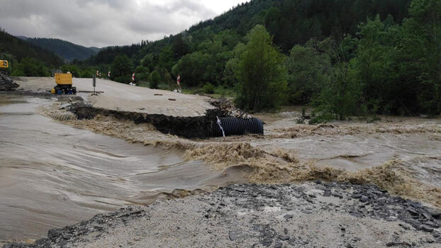Kastamonu'da çöken yol ve yıkılan köprüler için ekipler devrede