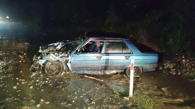TIR, selde çamura saplanan otomobile çarptı: 2 yaralı