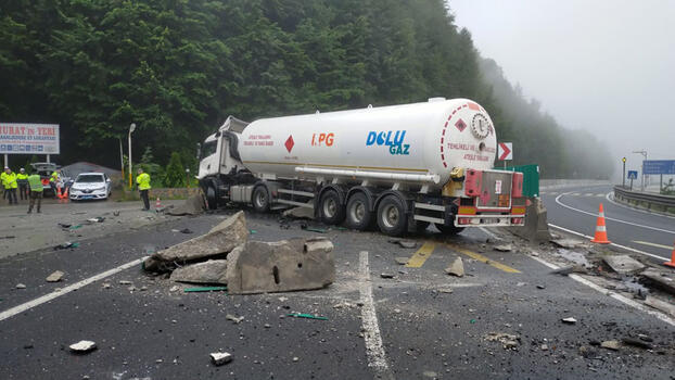 Bolu Dağı'nda bariyeri yıkan tanker, karşı şeride geçti; Ankara yönü kapandı