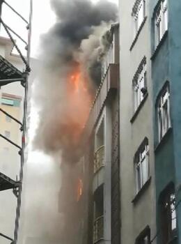 Esenler'de 4 katlı binanın çatısında çıkan yangın alt kata sıçradı