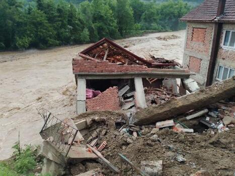 Karabük'te selde 1 bina yıkıldı, 1 bina yan yattı