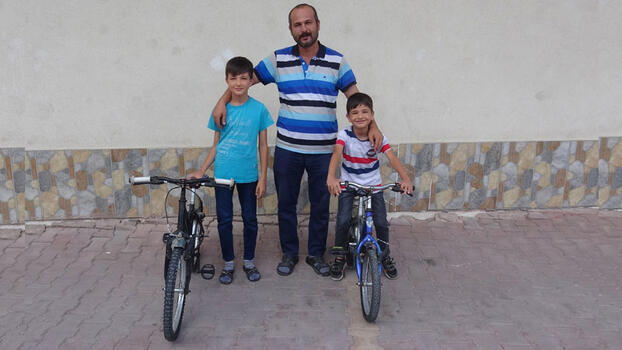 Baba ve 2 oğlu, çalınan bisikletlerine kavuştu