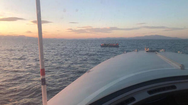 Türk kara sularına itilen lastik bottaki 49 göçmen kurtarıldı