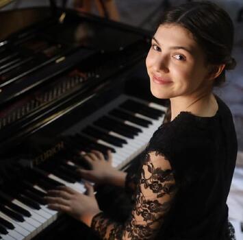 13 yaşındaki Türk piyanist, Avusturya’nın iki önemli müzik okulunu kazandı