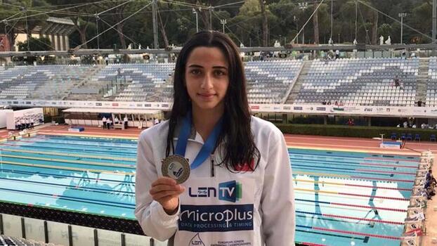 Milli yüzücü Deniz Ertan altın madalya kazandı