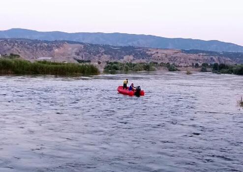 Balık tutmak için gittikleri nehirde mahsur kalan 3 kişi kurtarıldı