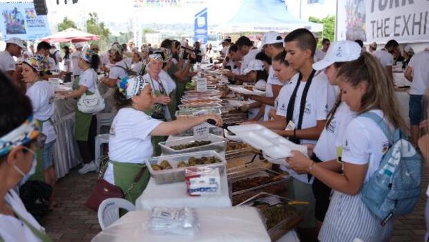 Lahmacun, baklava, sarma... 500 çeşit Türk yemeği yabancıların beğenisine sunuldu