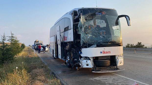 Emniyet şeridindeki TIR’a otobüs ve kamyon çarptı: 2 ölü, 5 yaralı