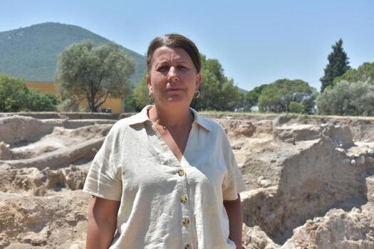 Ulucak Höyüğü'nde 7 bin 800 yıllık kadın figürlü heykel bulundu
