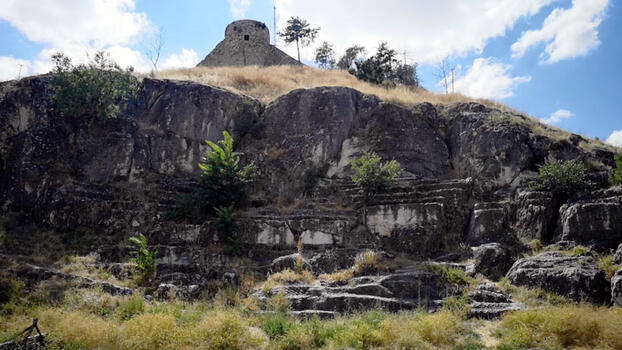 Kayalar oyularak yapılan antik tiyatro, turizme kazandırılmayı bekliyor