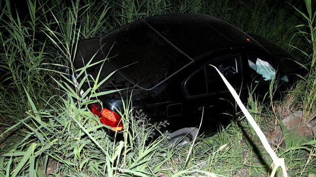 Adana'da otomobil şarampole devrildi: 2 yaralı