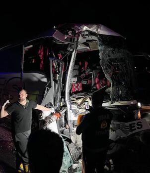 Uşak'ta yolcu otobüsü, TIR'a çarptı; 1 ölü, 39 yaralı