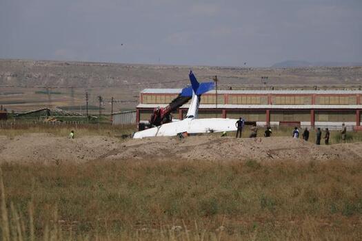 Afyonkarahisar'da kaza kırıma uğrayan uçağın enkazı kaldırılıyor (2)