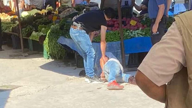 Halk pazarında bıçakla saldıran şüpheli, ayağından vurularak yakalandı