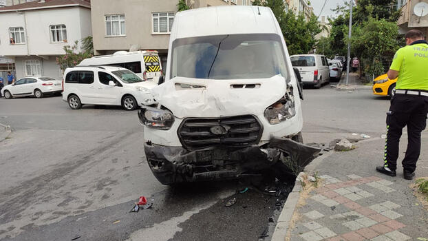 Bağcılar'da iki minibüs çarpıştı:5 yaralı