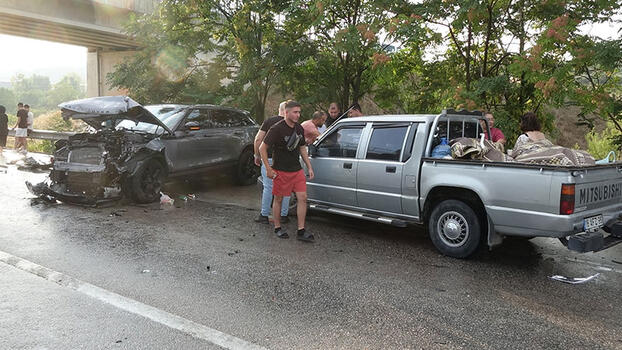Bursa'da 15 aracın karıştığı kazada; 10 yaralı