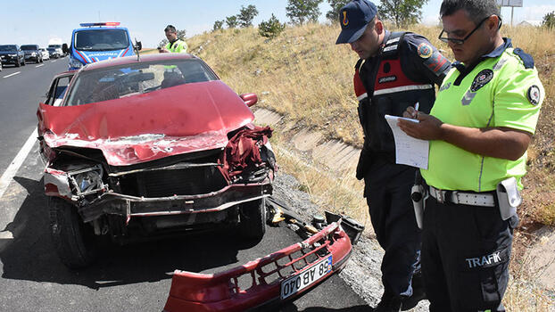 Sivas'ta otomobil, bariyerlere çarptı; 2'si ağır 5 yaralı