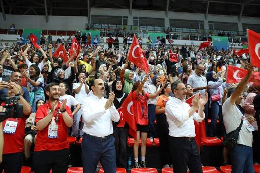 Bakan Kasapoğlu, Voleybol Milli Takımı'nın maçını izledi