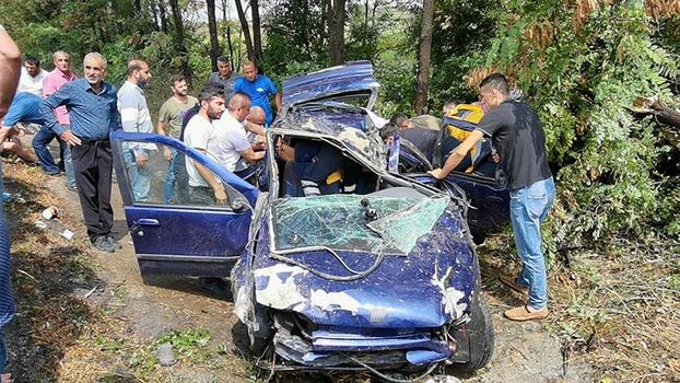 Ağaca çarpan otomobil, yağmur suyu kanalına devrildi: 3 yaralı