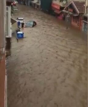 Beykoz&#039;da Küçüksu deresi taştı; Ev ve işyerleri su altında kaldı