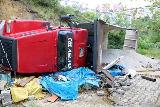 Çakıl yüklü kamyon, Ergün Penbe'nin babasının barakasının üzerine düştü