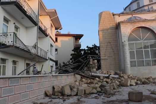 Ankara'da fırtına ve sağanak hayatı felç etti: 1 ölü, 6 yaralı (4)