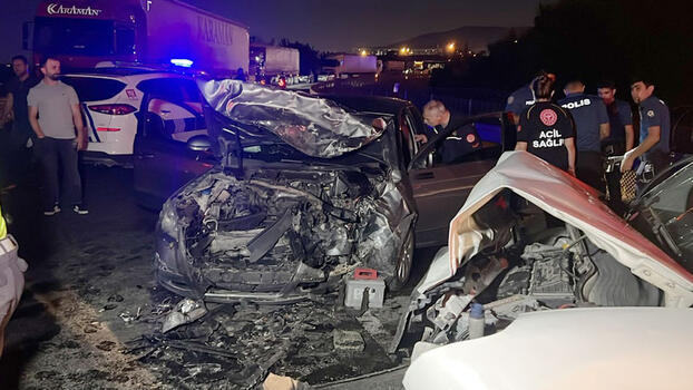 Sancaktepe'de iki araç kafa kafaya çapıştı: 4 yaralı